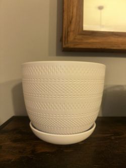 8in Dia X 6.7 in White Plastic Brighton Indoor Planter Decorative Pots with Saucer