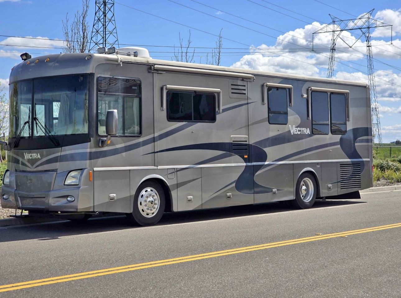 π For Sale: 2004 Winnebago Vectra β Only 50K Miles! π