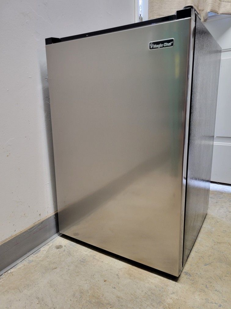 Magic Chef

4.4 cu. ft. Mini Fridge in Stainless Steel Look without Freezer

