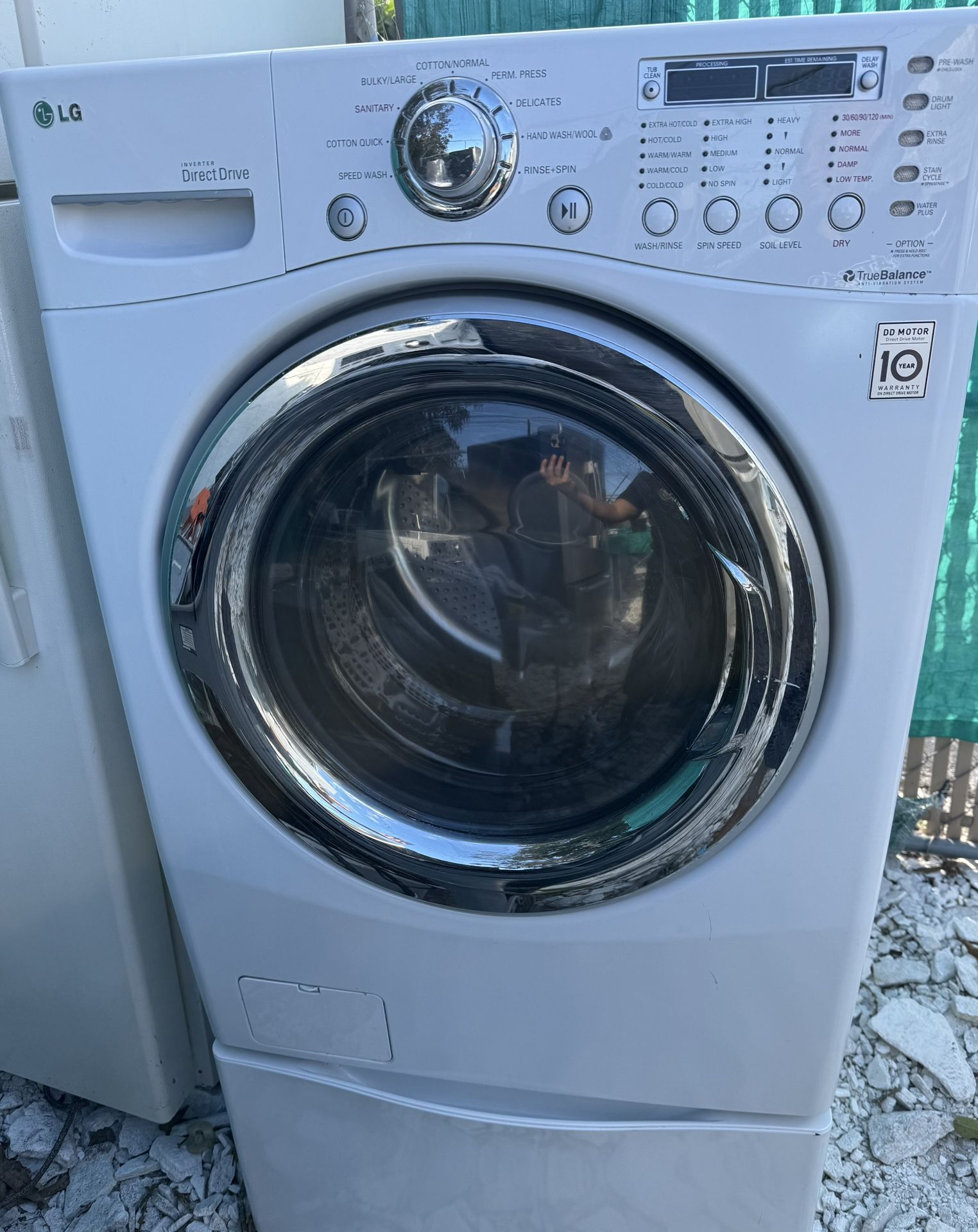 LG washing machine in very good condition working perfectly well