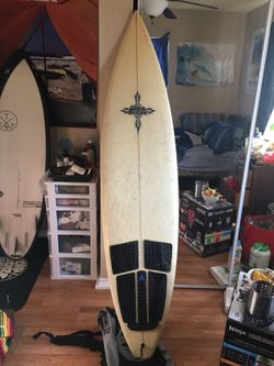 Glass-on fins step up surfboard