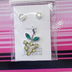 Silver Pendant And Earrings Set. Un Set De Dije Y Aretes De Plata