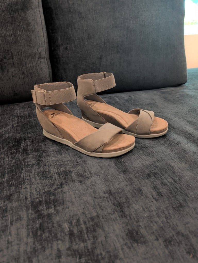 Earth Origins Carolina Wedge Sandal size 8 Wide color Nubuck New Khaki