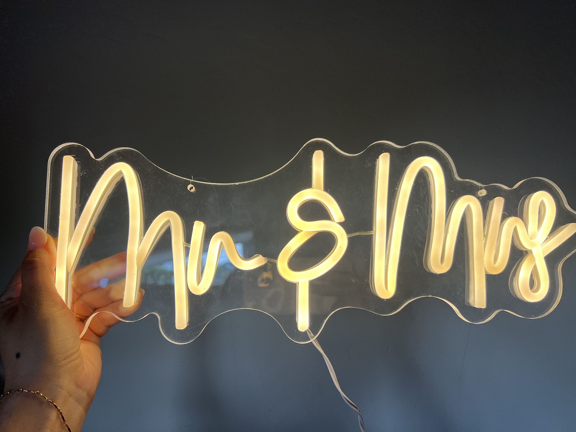 Neon Sign “Mr & Mrs”