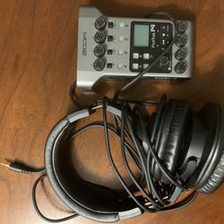 Zoom P4 PodTrak Podcast Recorder & Headphones