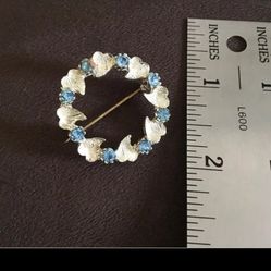 Pretty pin with eight baby blue stones