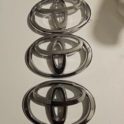 00-08 Toyota Camry/Corolla Logo Trunk Emblem