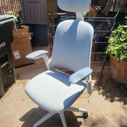 SUNAOFE Boss Pro Leather Office Chair  Executive comfort, redefined. Where authoritative style meets ergonomic relaxation. Seamless recline. 125° tilt