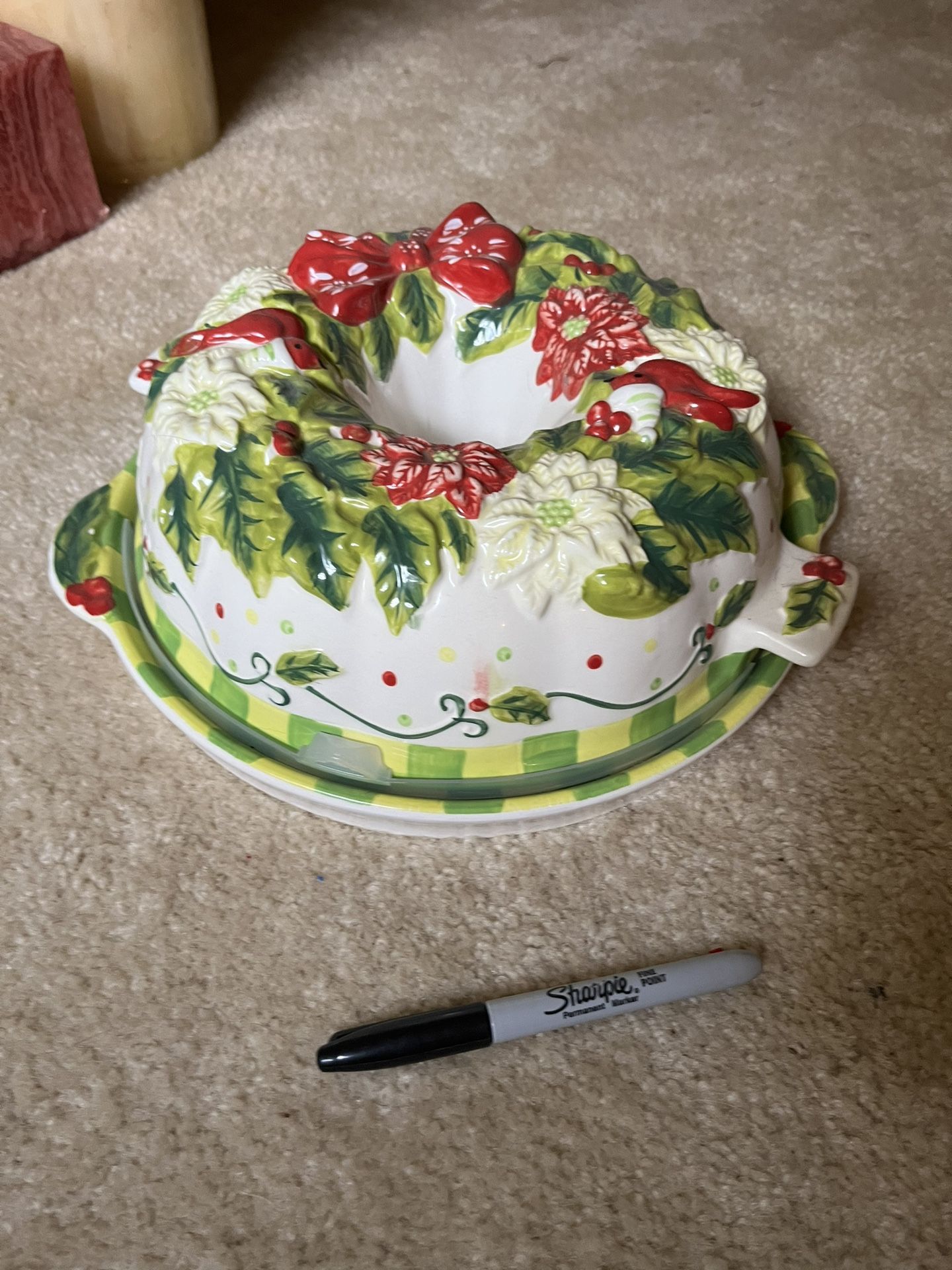 Temptations Christmas Bundt Cake Holder