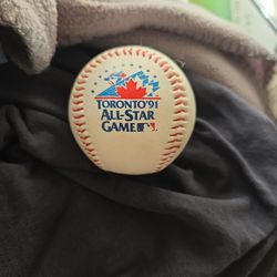 commemorative baseball from the 1991 Major League Baseball (MLB) All-Star Game