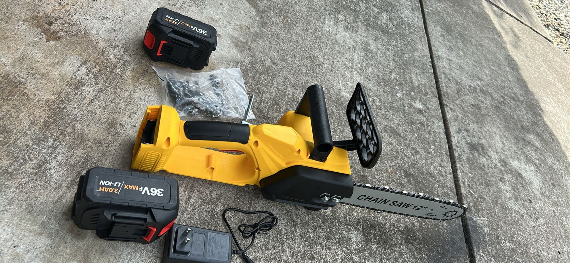 12 inch Chainsaw With 2 Battery And Charger Extra Chains