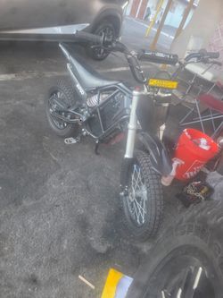 Ebox v2 electric dirt bike don't want to charge it need someone to fix it o trade let me know no bs
