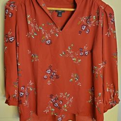 Ann Taylor blouse Red floral  3/4 length sleeves, featuring a v-neckline.
The Ann Taylor blouse Sz XSP in red floral with 3/4 length sleeves and a v-n
