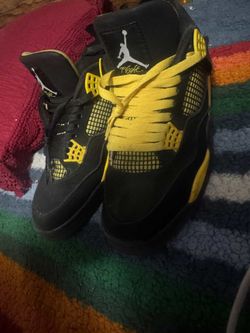 Jordan 4 yellow thunder Size 9