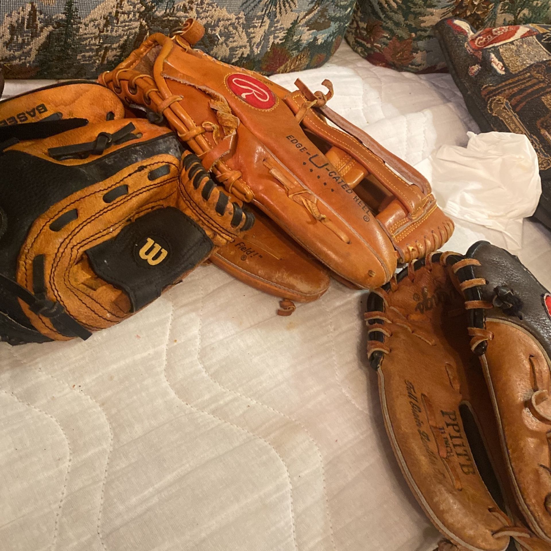 Ball Gloves 1 Small 2 Big Rawlings  1 Wilson