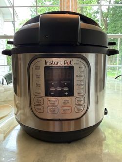 Instant Pot 6 qt pressure cooker NEW