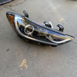 2017-2018 Hyundai Elantra Right Headlight 