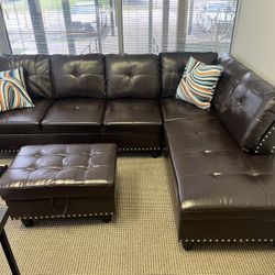 Sectional Marrón And White W Ottoman W Pillows 