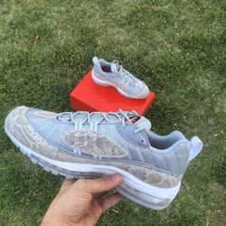 Size 10 new condition supreme air max