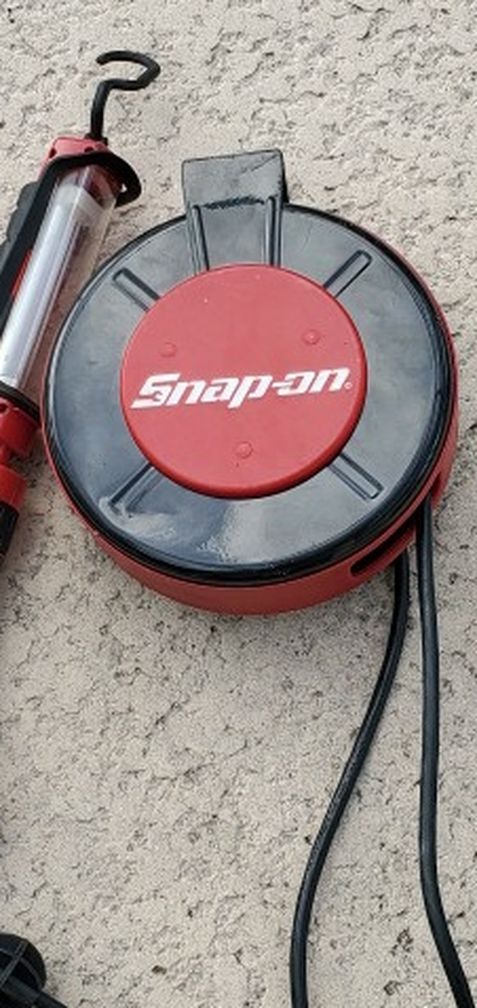 SNAP ON RETRACTABLE LIGHT