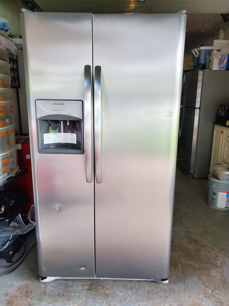 2018 Frigidaire refrigerator/ refrigerador