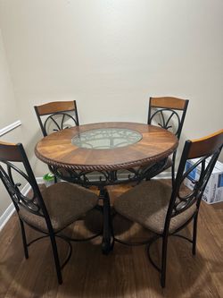 Dining table + 4 chairs