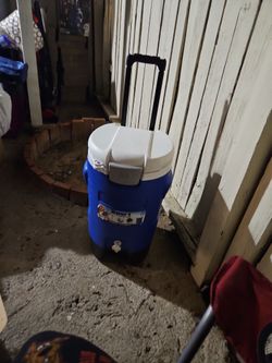 Igloo 5 Gallon  Blue Sport Beverage Roller With  Good Condition ..
