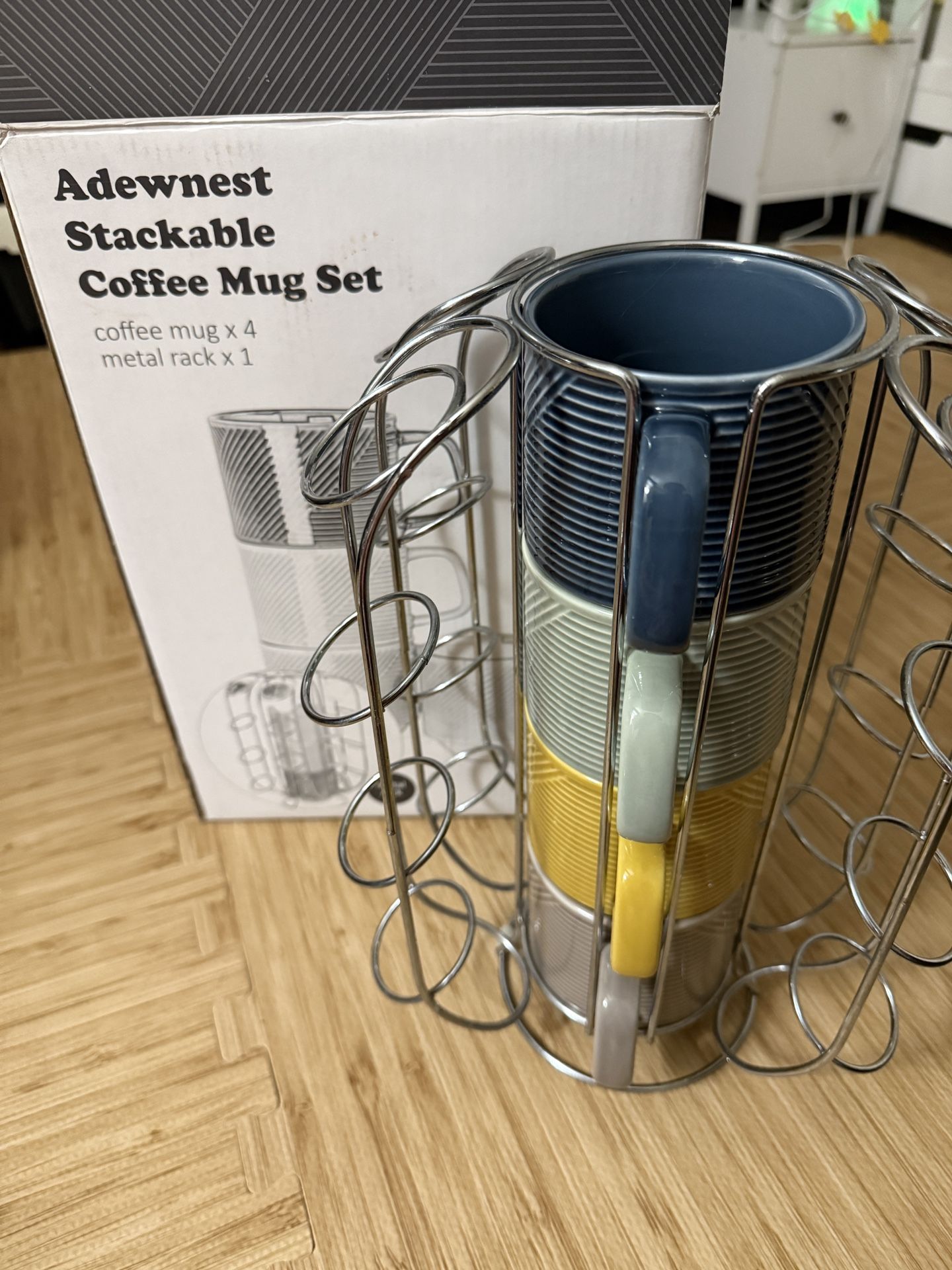 Stackable coffee mugs set