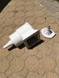 Pool skimmer with return