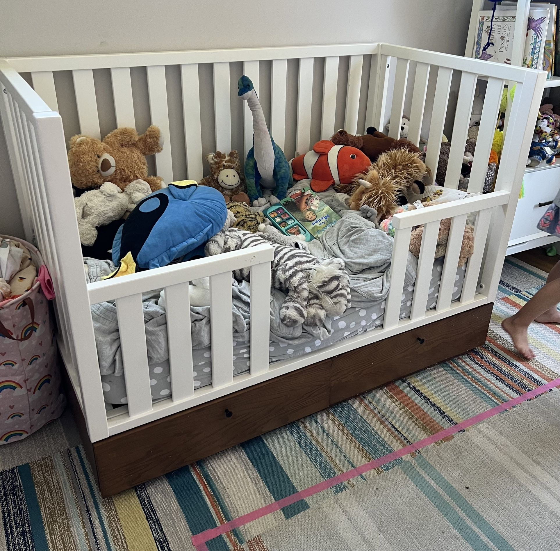 West Elm Modern Crib With Conversion Kit for Sale in Seattle, WA OfferUp