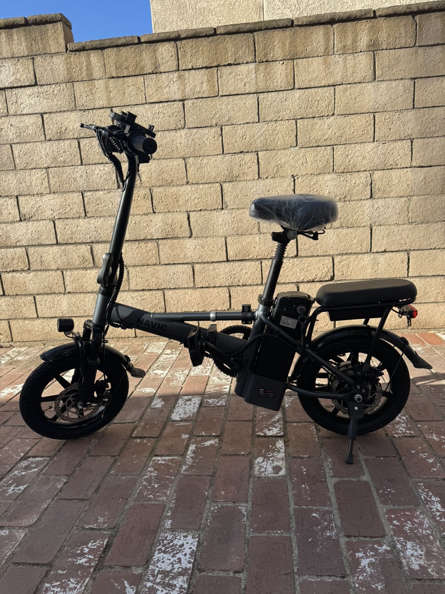 Folding electric bicycle