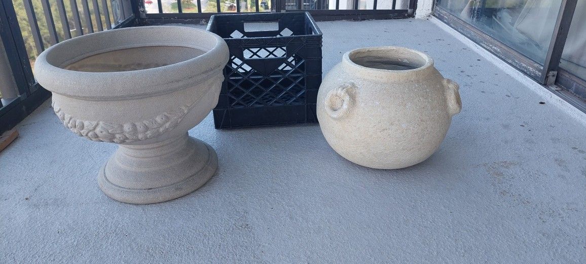 2 Planter Pots