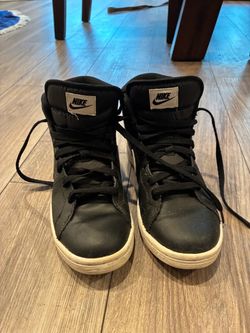 Hi-top Nike’s - women’s size 8