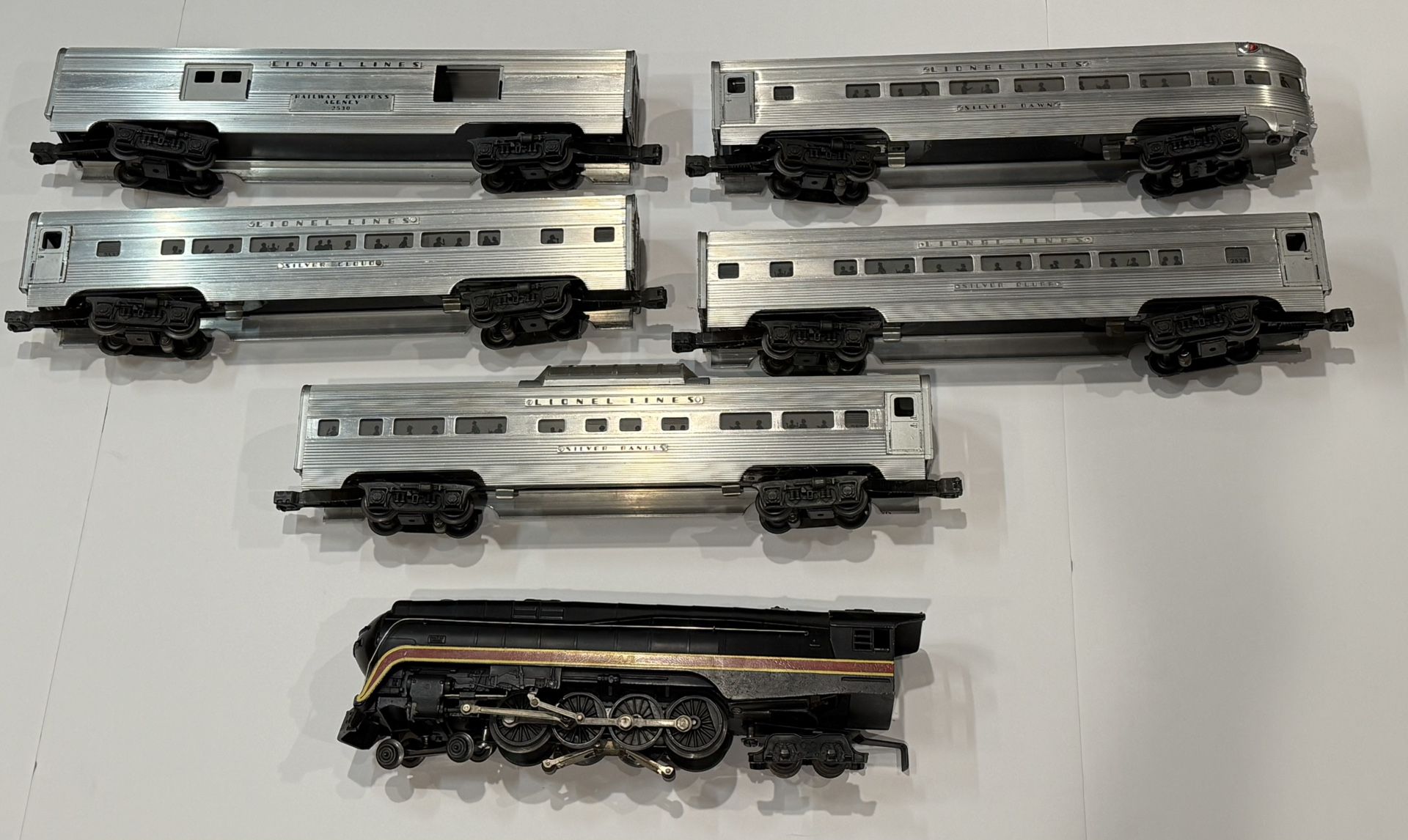 Lionel O Scale 746 Norfolk & Western Class J Steam Locomotive & 5 Pullman cars, which 4 illuminate.