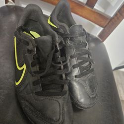 Kids Soccer Shoe Size  1 .5 
