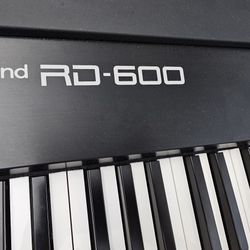 Roland RD-600 88 key weighted stage piano