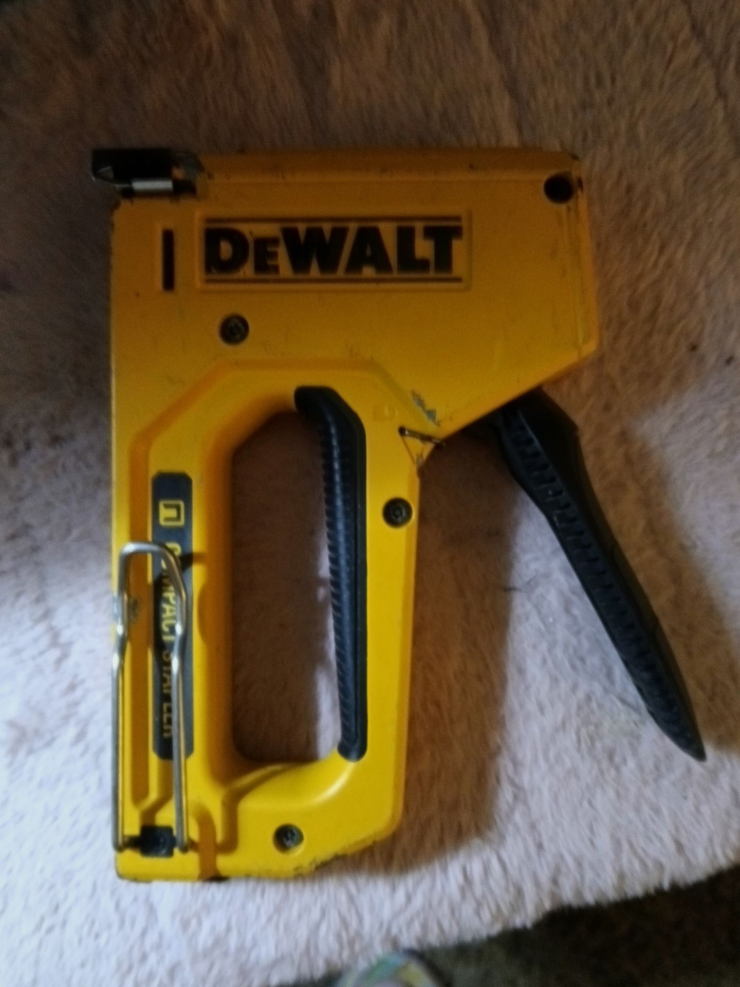 DeWALT heavy-duty compact staple gun, model DWHTTR130LH