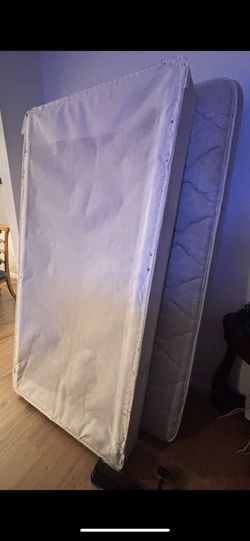 Twin Bed Set – Mattress, Box Spring & Metal Frame – Good Condition
