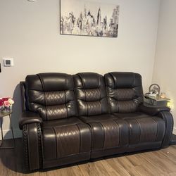 Like New Brown Leather Power Reclining Sofa – Rooms To Go – Excellent Condition