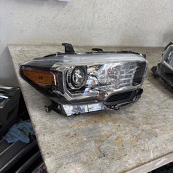 2016 Toyota Tacoma Right Headlight 