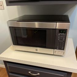 GE - 1.6 Cu. Ft. Microwave with Sensor Cooking - Stainless steel 12 7/8” X 21 3/4” X 17 3/4”