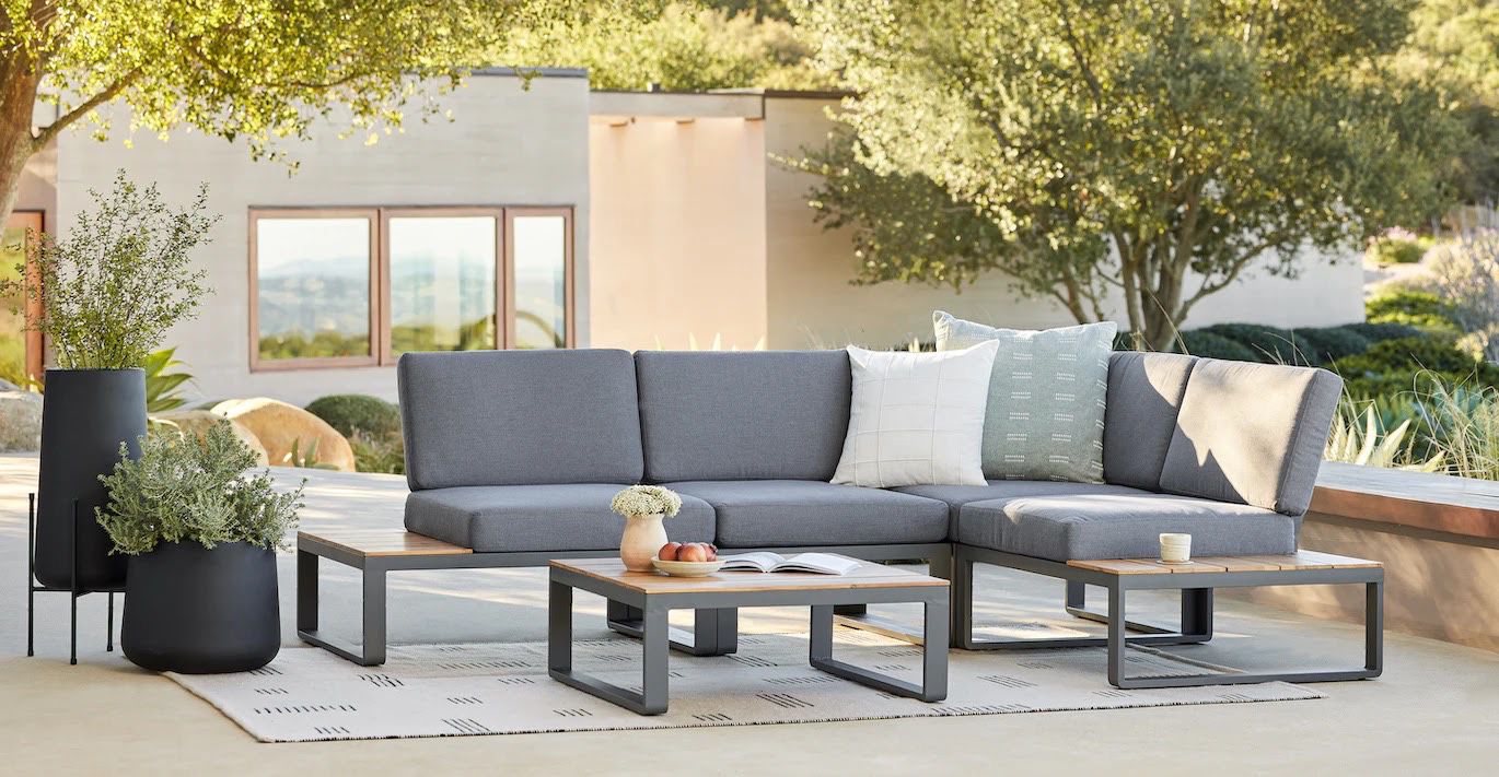 Outdoor Patio Furniture Sectional - Like New, 4 Pieces