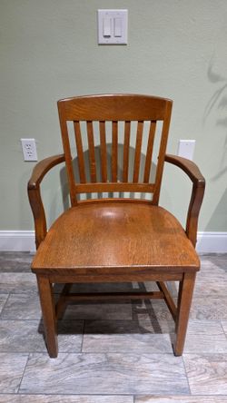 1 antique wooden chair