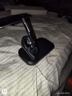 Bluetooth Wireless Earpiece with Charging Dock