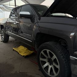 (4) Chevy Silverado ltz 20 inch rims and good tires