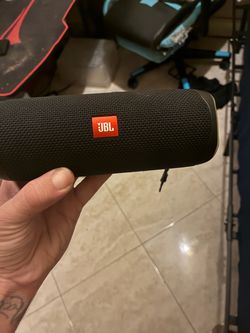 JBL FLIP 5 portable Bluetooth speaker