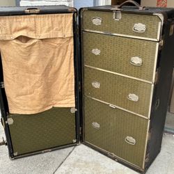 1020’s Wheary’s Cushioned Top Travel Chest