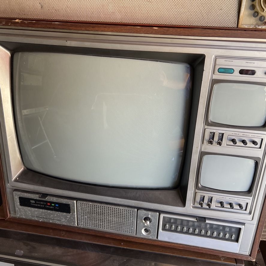 Super Rare Vintage Sampo 9519 Tri-Screen 19” Color TV for Sale in