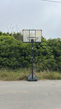 Height adjustable basketball hoop