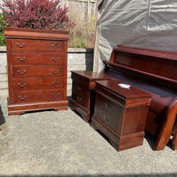 Complete Solid Wood  Bedroom Set with Queen Bed In Like New Condition